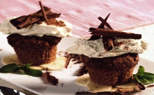 Muffins de chocolate con chantilly al café